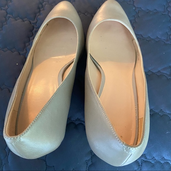 Cole Haan shoes. Closed toe. 2” cork heel. Silver leather. Size 10. - Picture 6 of 6